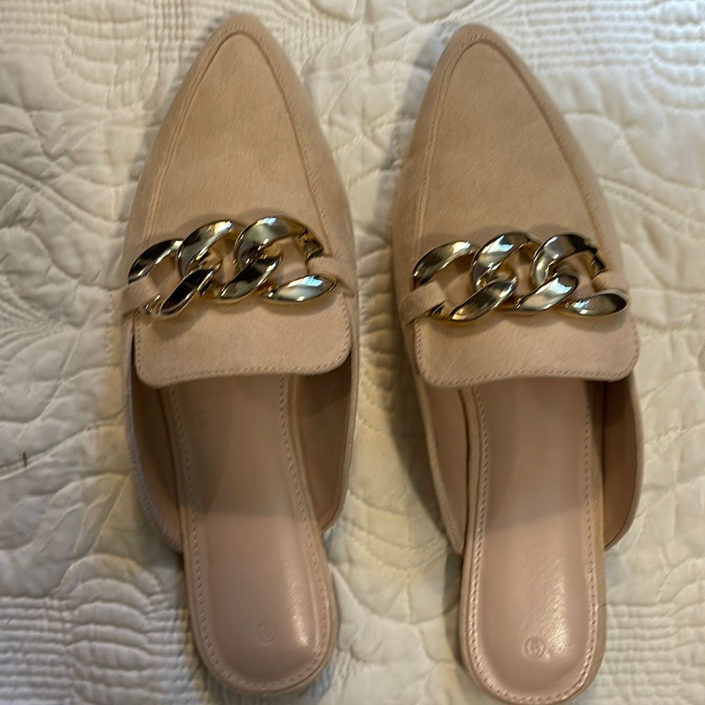 Pointed toe mule flats